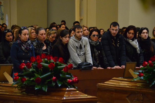 Bitonto, in migliaia ai funerali <br />del padre e figlio morti sul lavoro