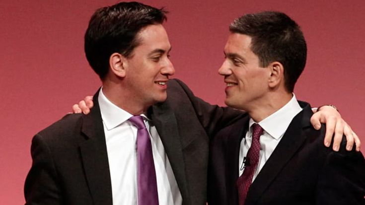 Il ritorno dei Miliband: i “fratelli coltelli” del Labour verso l’ingresso nel governo di Burnham