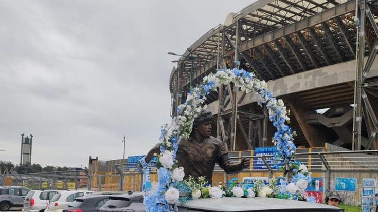 Il compleanno di Maradona: tour della statua di Diego davanti allo stadio che porta il suo nome