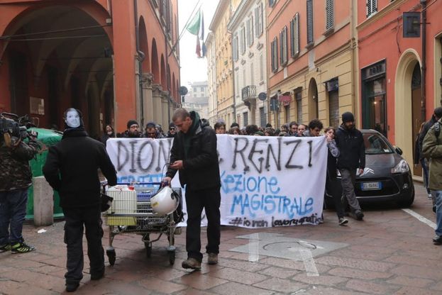 Renzi a Bologna, il corteo dei collettivi: uova contro la polizia