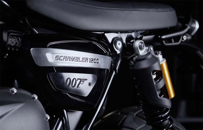 Triumph Scrambler 1200 Bond Edition, 007 salta in sella