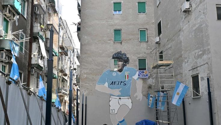 Largo Maradona ai Quartieri spagnoli, ecco il murale restaurato. Diego diventa più azzurro