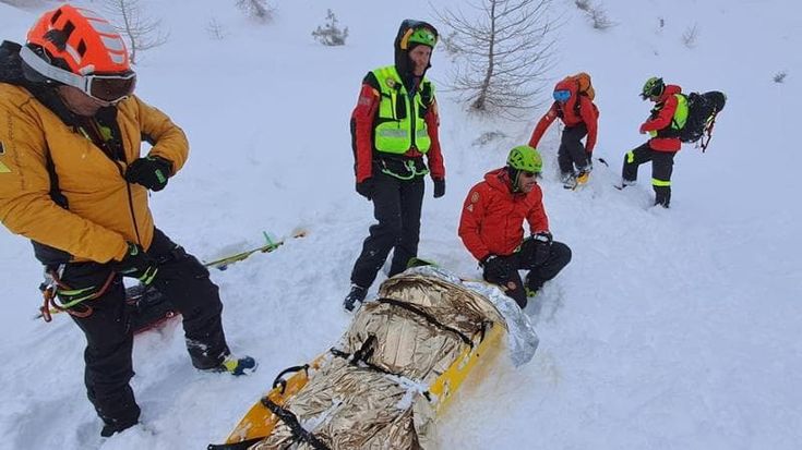 Tre scialpinisti francesi travolti da una valanga in Trentino: soccorsi ed estratti vivi, uno è grave