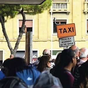 Firenze, ultimatum ai tassisti: subito le nuove auto o addio all'accordo