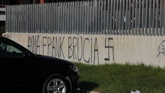 Pomezia, scritte antisemite davanti a due scuole. Insulti anche a Montespaccato 