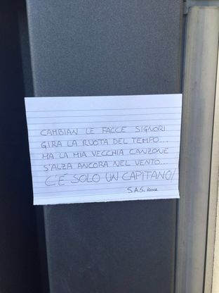 Roma, tifosi davanti a villa di Totti. "C'è solo un capitano"