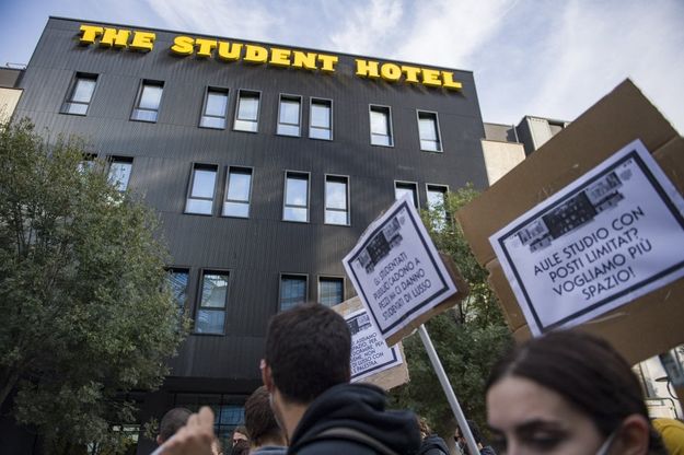 Bologna, sta per aprire lo Student hotel: corteo di protesta dei collettivi