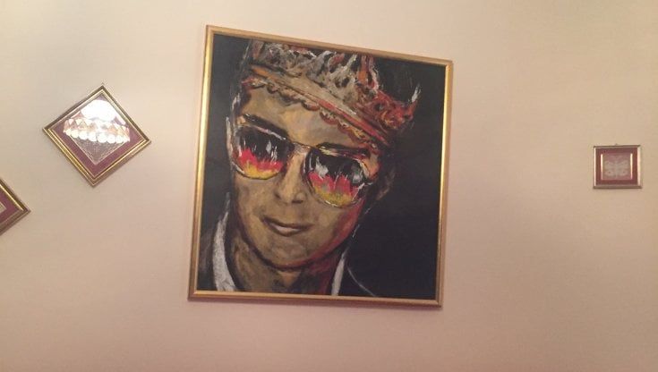 Castelvetrano, in casa della madre il ritratto di Matteo Messina Denaro esposto in una mostra di Sgarbi