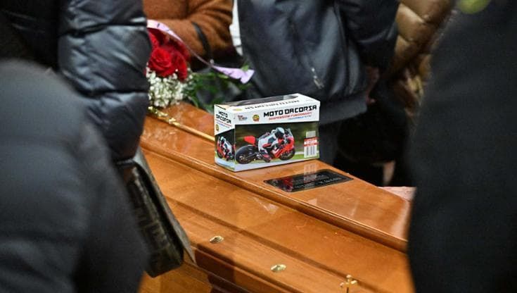 Il modellino della moto sul feretro, i biker, le serrande abbassate: i funerali di Agostino o’ pazzo