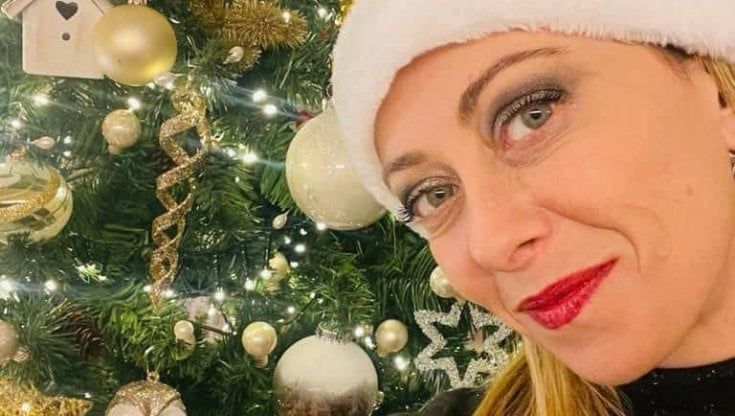 Natale sui social, centrodestra scatenato: Berlusconi con il nuovo cane, Meloni sotto l'albero, Salvini con la hit dei vincitori italiani