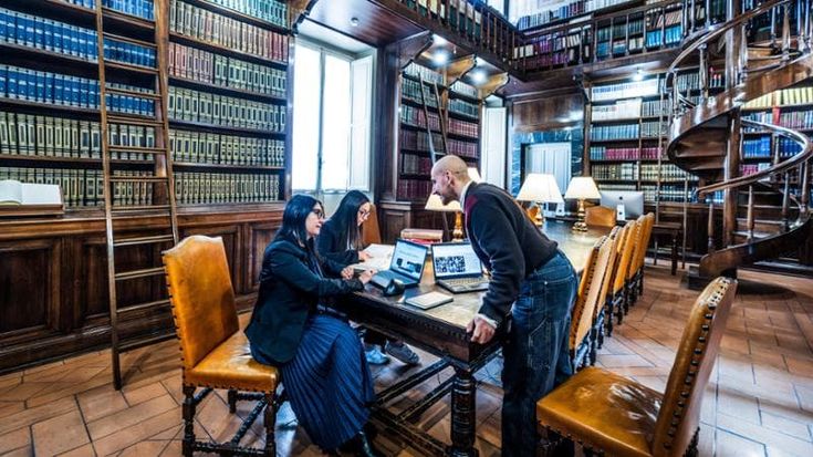 Amore, femminismo e status symbol: la Treccani brilla ancora
