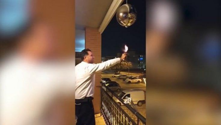 Spara con una pistola a salve dal balcone a Capodanno, si dimette presidente del consiglio di Foggia: "Messaggio sbagliato in una città ostaggio della mafia"