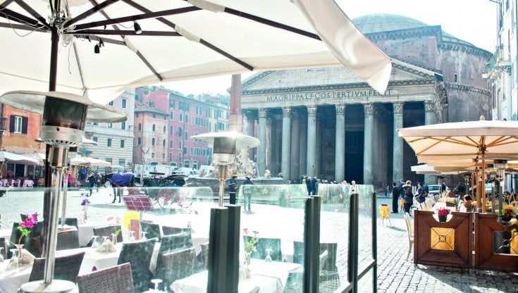Effetto Coronavirus: a Roma cene all’aperto ma tutti al caldo 