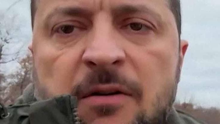 Zelensky al fronte: "Manteniamo le posizioni grazie ai nostri guerrieri"