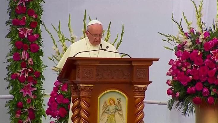 Perù, Bergoglio: "Lottare contro la piaga del femminicidio"