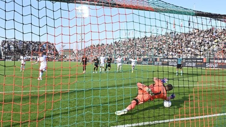 Napoli, è crisi: vince 1-0 il Venezia. De Bruyne sbaglia un rigore. Allegri: “Serve lucidità”
