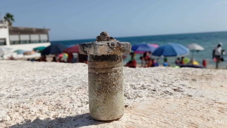 Taranto, senza saperlo sub porta a riva una granata del '15-'18. Bagnante lancia l'allarme: spiaggia evacuata e ordigno fatto brillare
