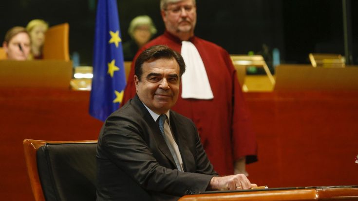 Il commissario Ue: “Migranti, si cambia. Patto sui rimpatri e polizia europea”