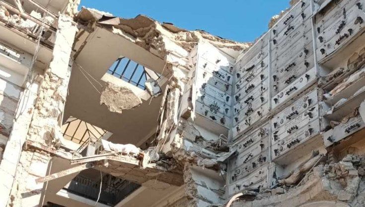 Crollo nel cimitero di Poggioreale, bare e cadaveri in vista. L'assessore: "Gravissimo". Metropolitana: "Ripareremo i danni"