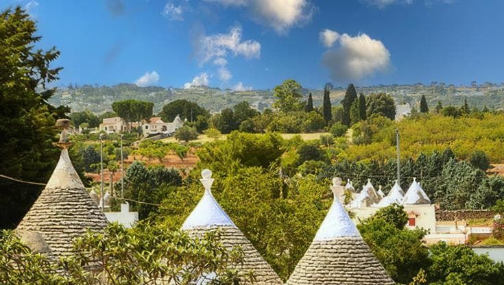 “Snaturano il paesaggio”, la Regione mette un freno alle piscine nei trulli in Valle d’Itria