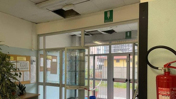Crollano controsoffitti al nido di via Pianell, a casa 21 bimbi: “Colpa dei furti di rame dal tetto”