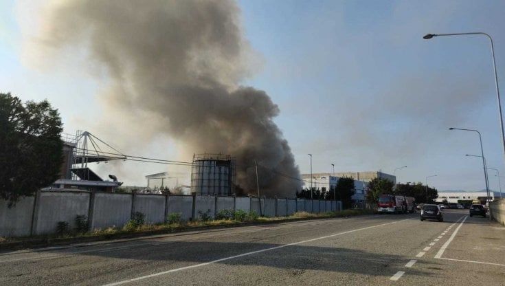 Incendio  all’Amiat Tbd a Volpiano, colonna di fumo e cattivi odori