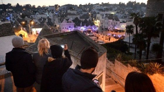 Capodanno, boom di turisti in Puglia. Federalberghi: "Le presenze crescono e superano il 10 per cento"