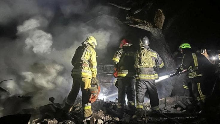 Attacco russo su Zaporizhzhia: vigili del fuoco tra le macerie per spegnere le fiamme