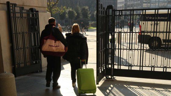 Milano, cancellate di ferro in stazione contro i clochard. Il Comune: "Si sposta solo il problema più in là"