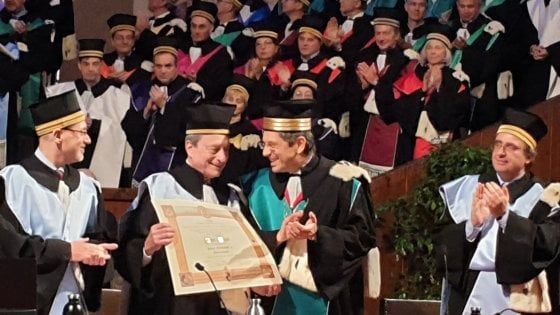 Draghi: "Il 75% dei cittadini Ue a favore dell'euro. Starne fuori non dà sovranità"