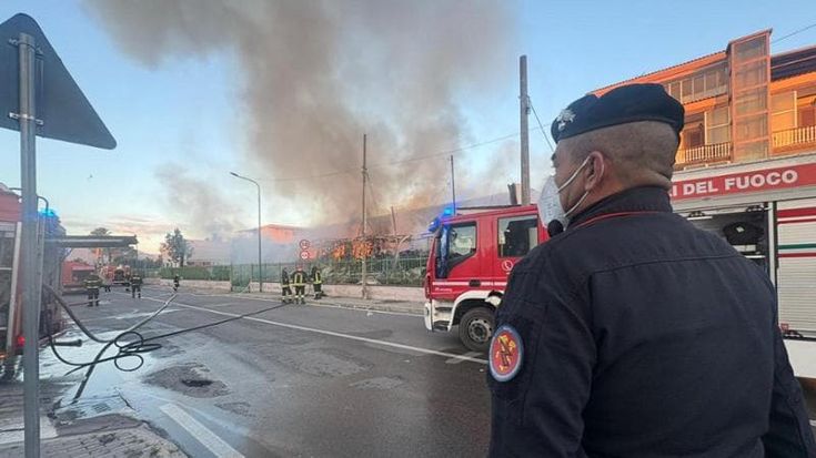 Incendio in una ditta tessile nel Salernitano, accertamenti in corso sulle cause