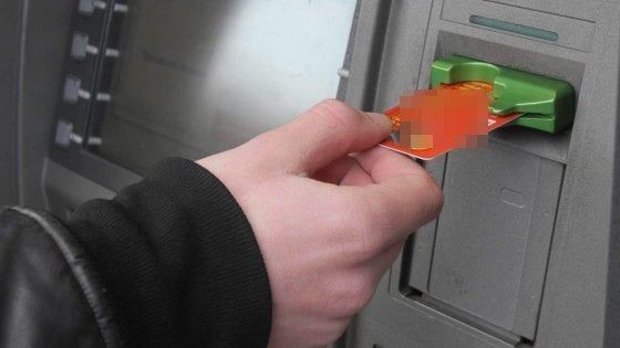 Ruba il bancomat a un paziente covid in terapia intensiva, infermiere denunciato nella Bergamasca