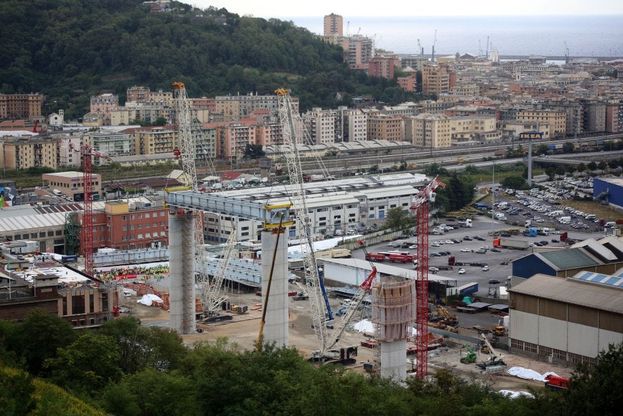 Il nuovo ponte sul Polcevera, le foto dall'alto della prima trave