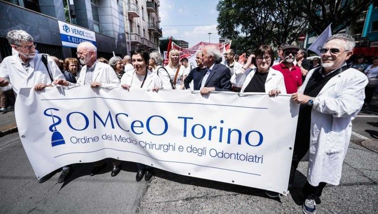 Torino, migliaia in piazza per la sanità pubblica