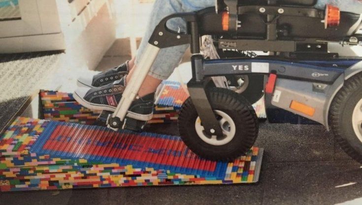 La rampa per disabili fatta di mattoncini Lego, l'idea anti-barriere nel Varesotto: "Aiutateci a raccogliere materiale"