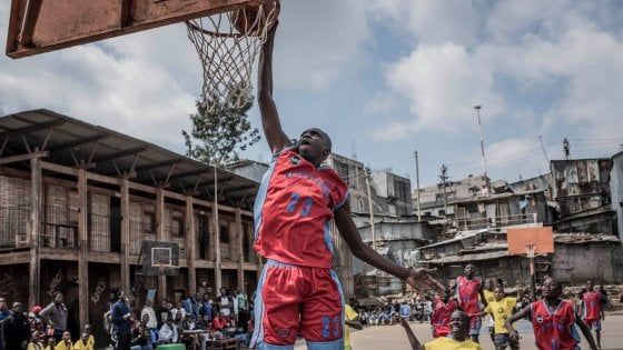 Basket, a scuola di palleggio e terzo tempo nelle baraccopoli africane con Slums Dunk