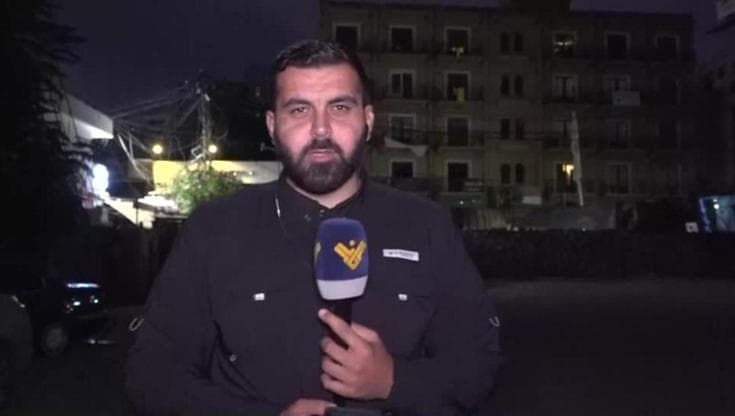 Libano, giornalista sta per andare in diretta quando arriva bombardamento israeliano: ferito