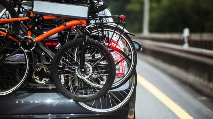 Portabici e portasci per auto fuorilegge: per le nuove norme (sospese) si rischiano multe di oltre 4.000 euro. Ecco perché