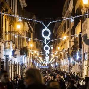 Addobbi, luci e decorazioni in centro. Ma in periferia ancora non &egrave; Natale