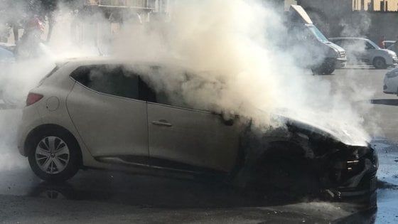 Rogo in piazza Mazzini a Carmagnola, in fiamme l'auto di un assessore