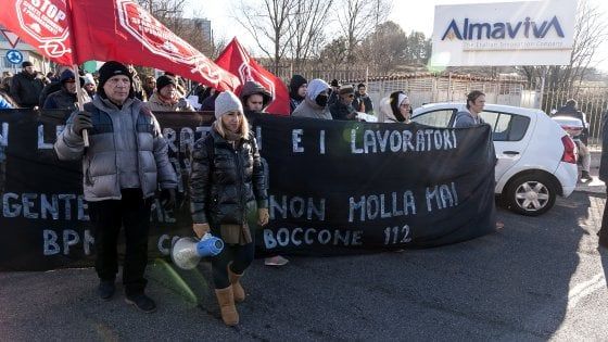 Almaviva, nel call center dei 1600 licenziati: "La sinistra qui ci ha preso a calci"