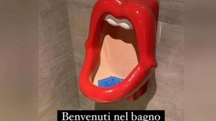 La politica all’attacco dell’orinatoio sessista: “Boicottiamo la palestra”