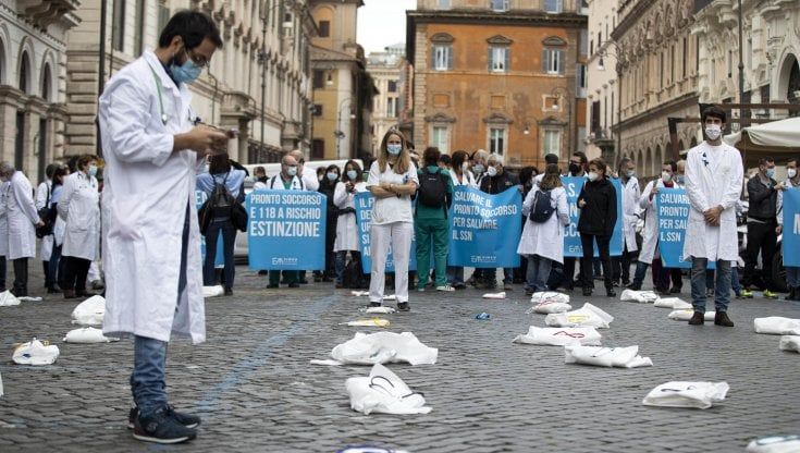 Medici e infermieri dei pronto soccorso in piazza: "Organici ridotti e tanti pazienti, non ce la facciamo più"