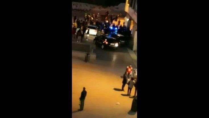 Livorno, aggressione a vigili e carabinieri durante controlli Covid: ferito un agente