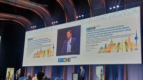 Tumore del polmone, nuova terapia allunga la vita di oltre 8 mesi: standing ovation a Esmo