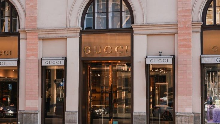 Kering cresce a due cifre, grazie a Gucci, Saint Laurent e alla ripresa dei negozi in Europa