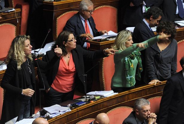 Senato, rivolta in aula contro Barani: "Ha mimato gesto osceno"