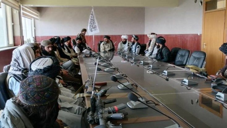 Afghanistan, nasce l'Emirato Islamico dei talebani. Ghani lascia il Paese: "L'ho fatto per evitare un massacro". Partito da Kabul il volo con gli italiani