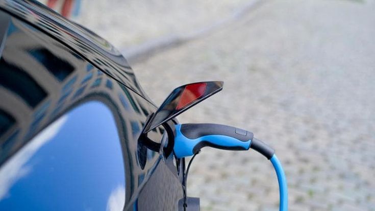 Iea: il caro petrolio rilancia le auto elettriche, Europa leader della crescita