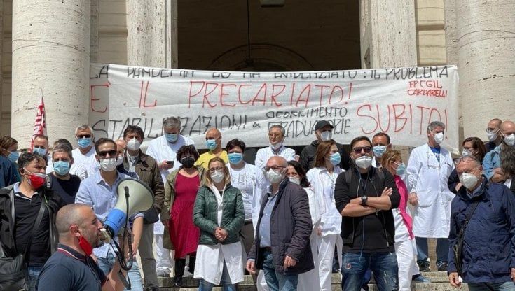 Napoli, manifestano i precari del Cardarelli: “Abbiamo lavorato in emergenza e ancora non abbiamo un contratto stabile”